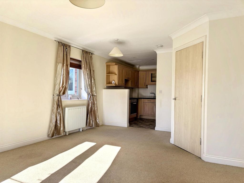 Property photo 2 of 11 Living Room