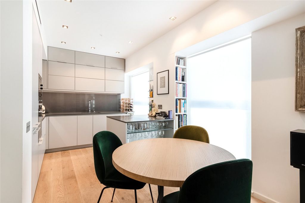 Property photo 2 of 13 Aldwych Chambers