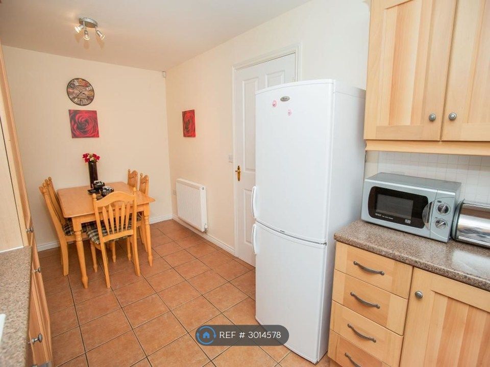 Property photo 2 of 10 Kitchen