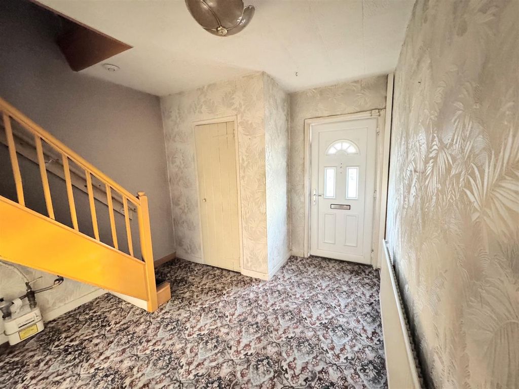 Property photo 2 of 11 Entrance Hall