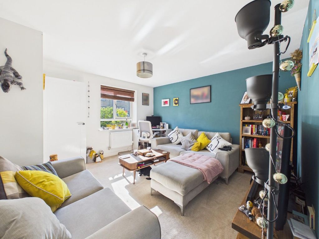 Property photo 2 of 17 Cam04899G0-Pr0327-Still006.Jpg