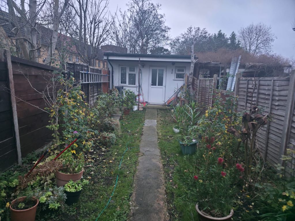 Property photo 1 of 6 Well Presented Spacious Studio Flat