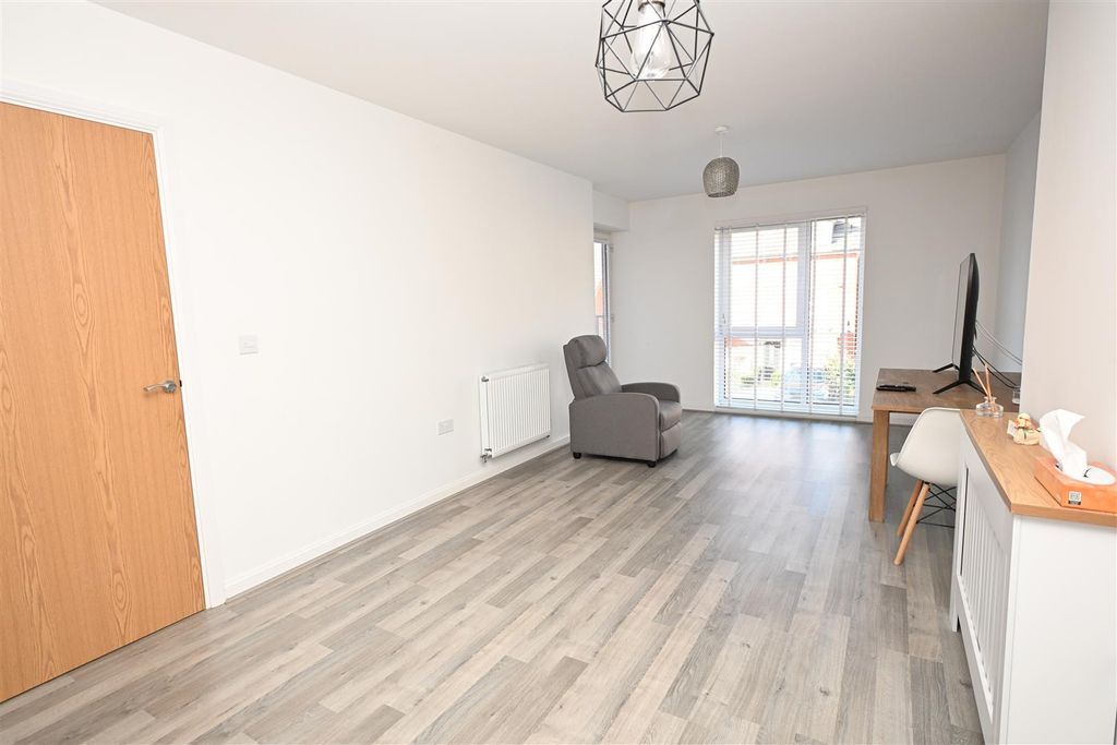 2 bed flat for sale2 Robertson Way, Basingstoke RG21 photo 5