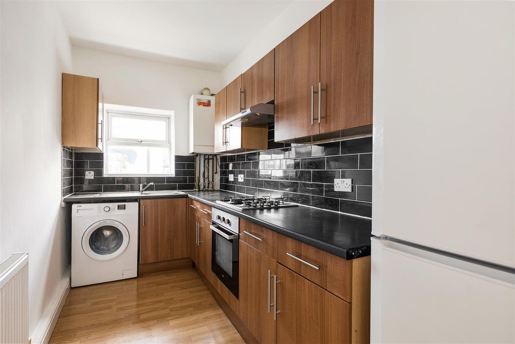 Property photo 3 of 17 Hoe Street, E17