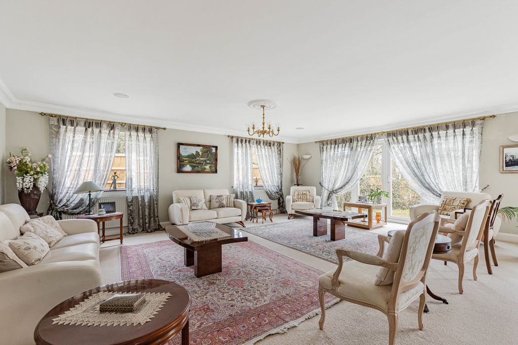 Property photo 2 of 28 Sitting/Dining Room