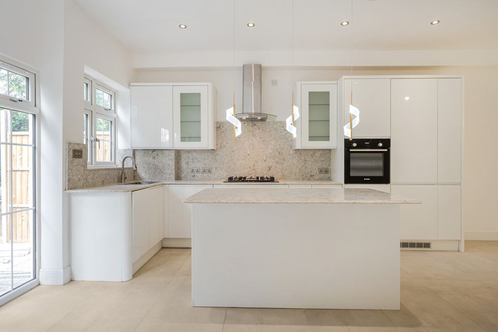 Property photo 3 of 20 1472629-8-6A22911...