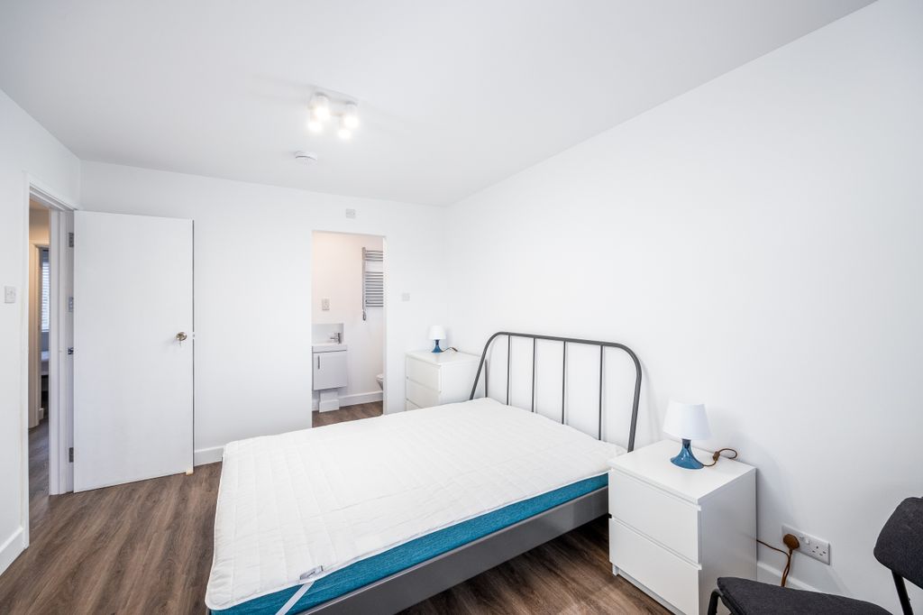 Property photo 1 of 8 104  Kynaston Avenue Hp21 9Ds-22