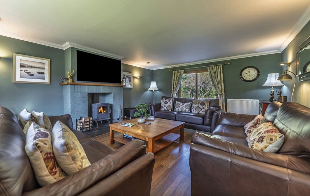 Property photo 3 of 16 Sitting Room