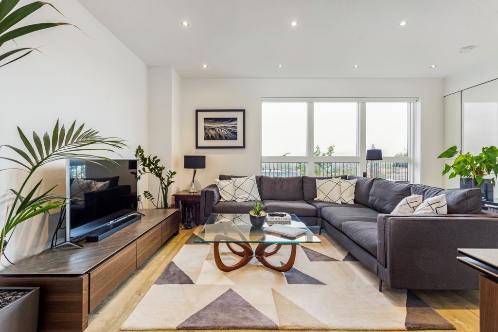 Property photo 3 of 18 43 Curtis Court F...