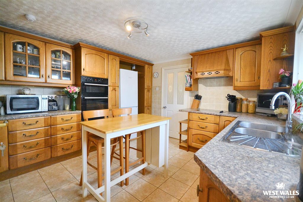 Property photo 3 of 39 Kitchen