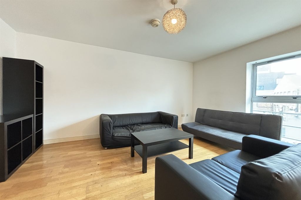 Property photo 3 of 8 Lounge