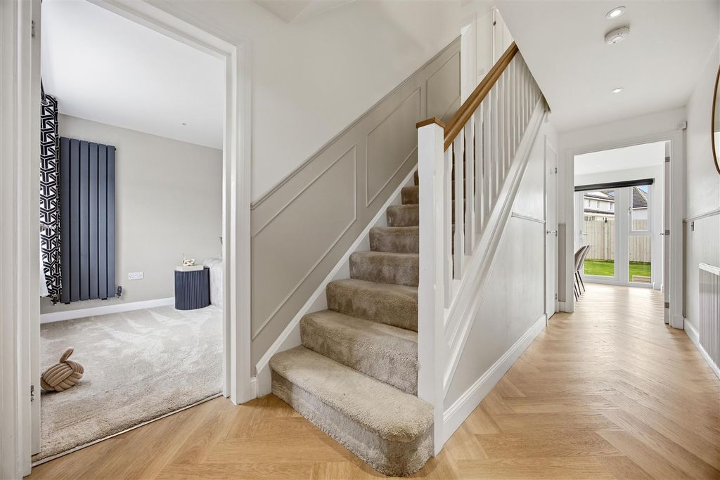 Property photo 2 of 32 10-9_Limekilns_Drive_Kirkintilloch_010.Jpg