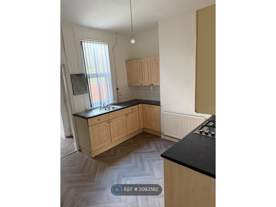 Property photo 3 of 11 Kitchen 1