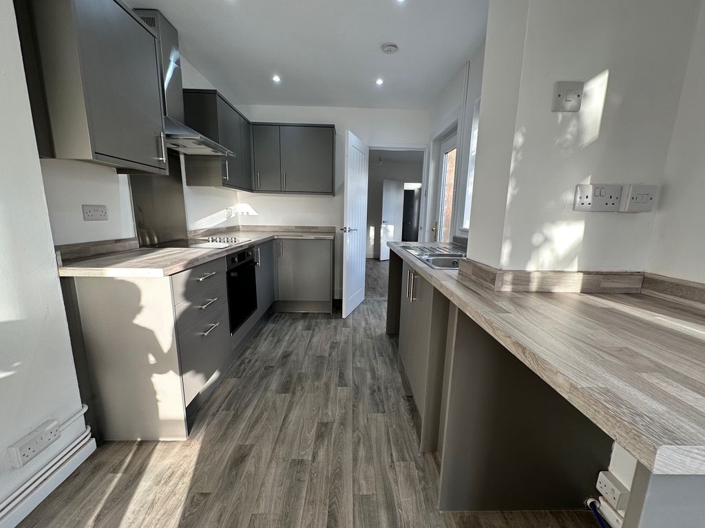 Property photo 2 of 6 Kitchen