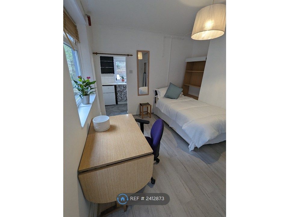 Property photo 3 of 13 Studio Room