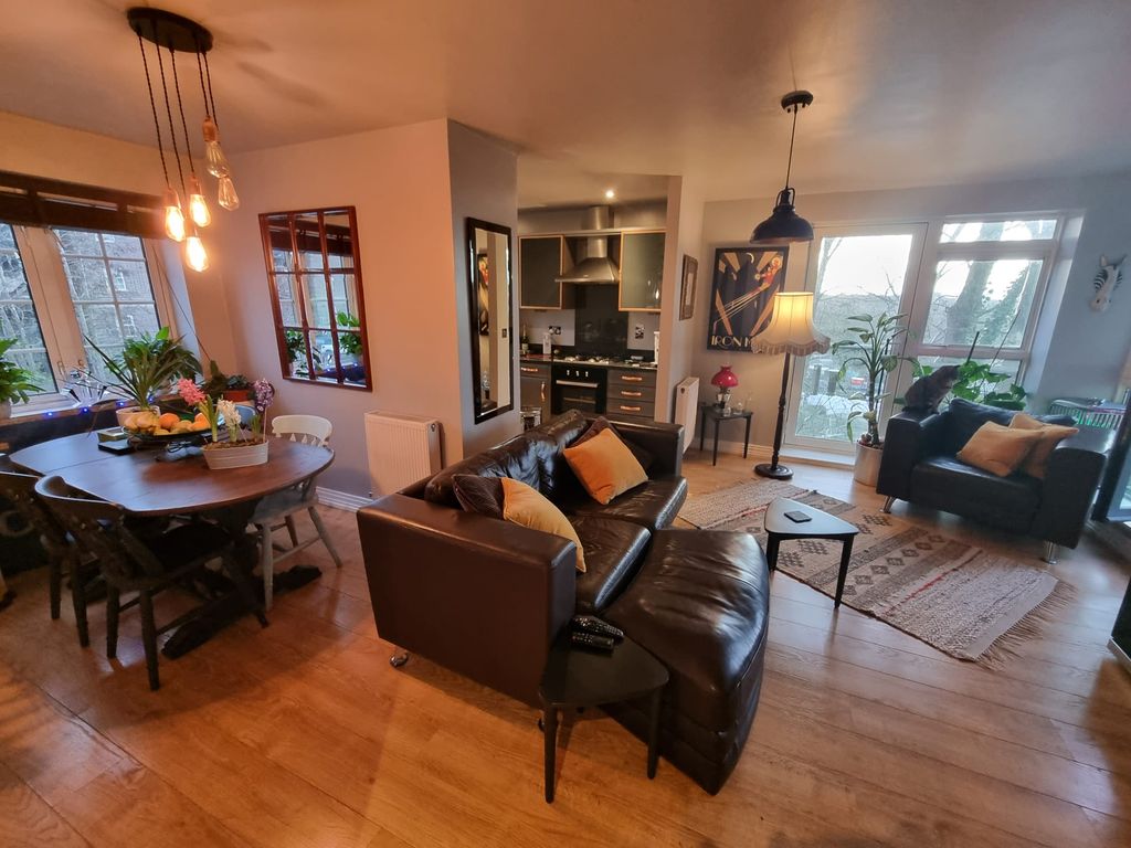 Property photo 1 of 23 Lounge 9