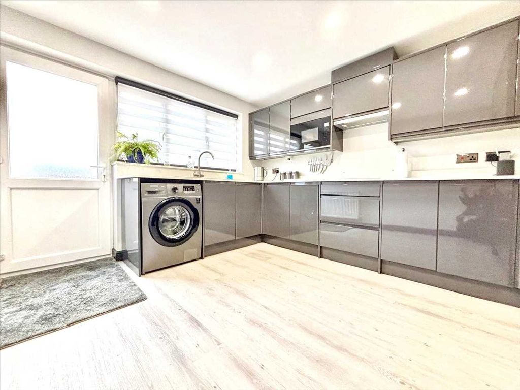 Property photo 2 of 33 Kitchen