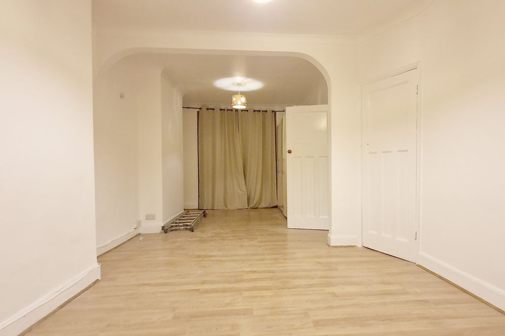 Property photo 1 of 6 Through Lounge