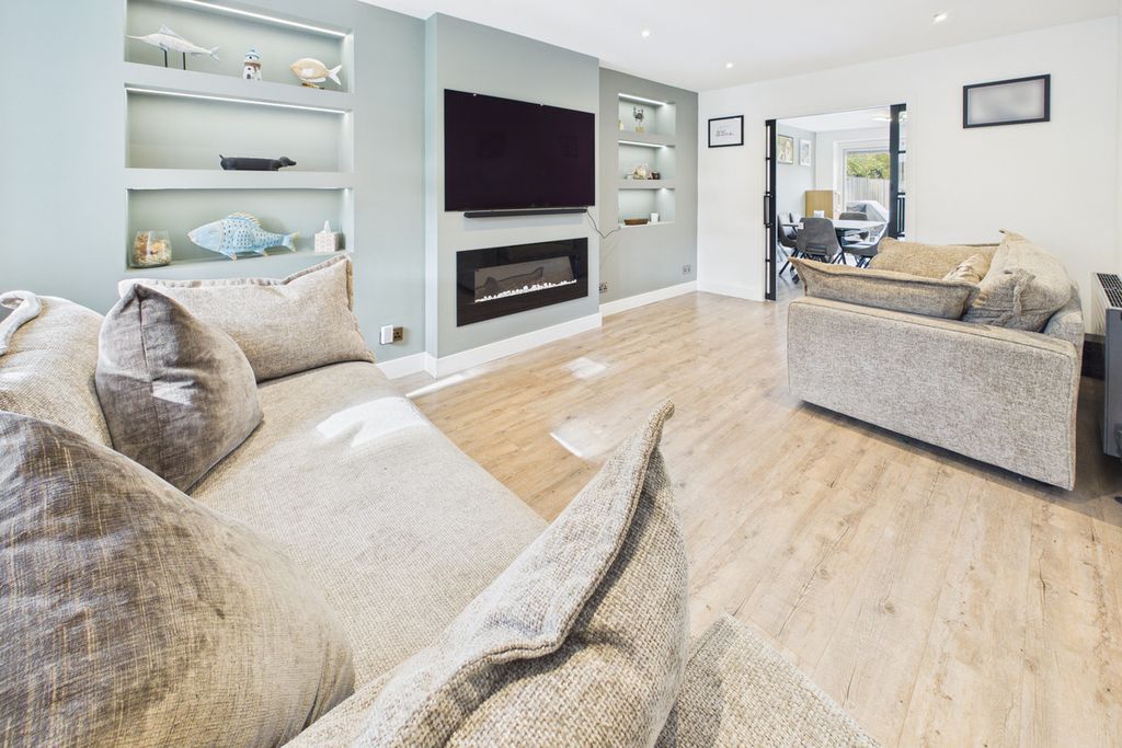 Property photo 2 of 27