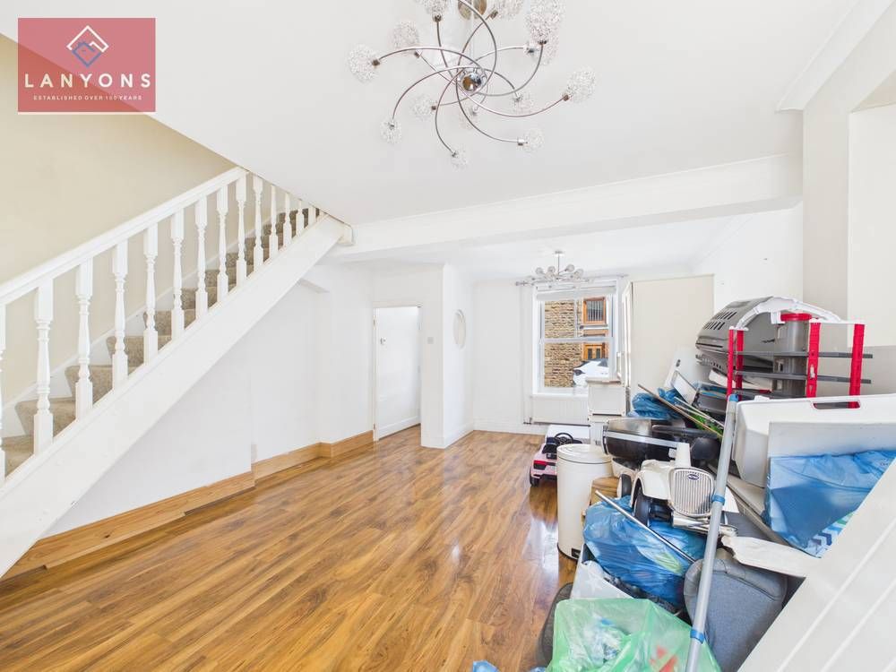 Property photo 2 of 12 Giraffe360-Still003