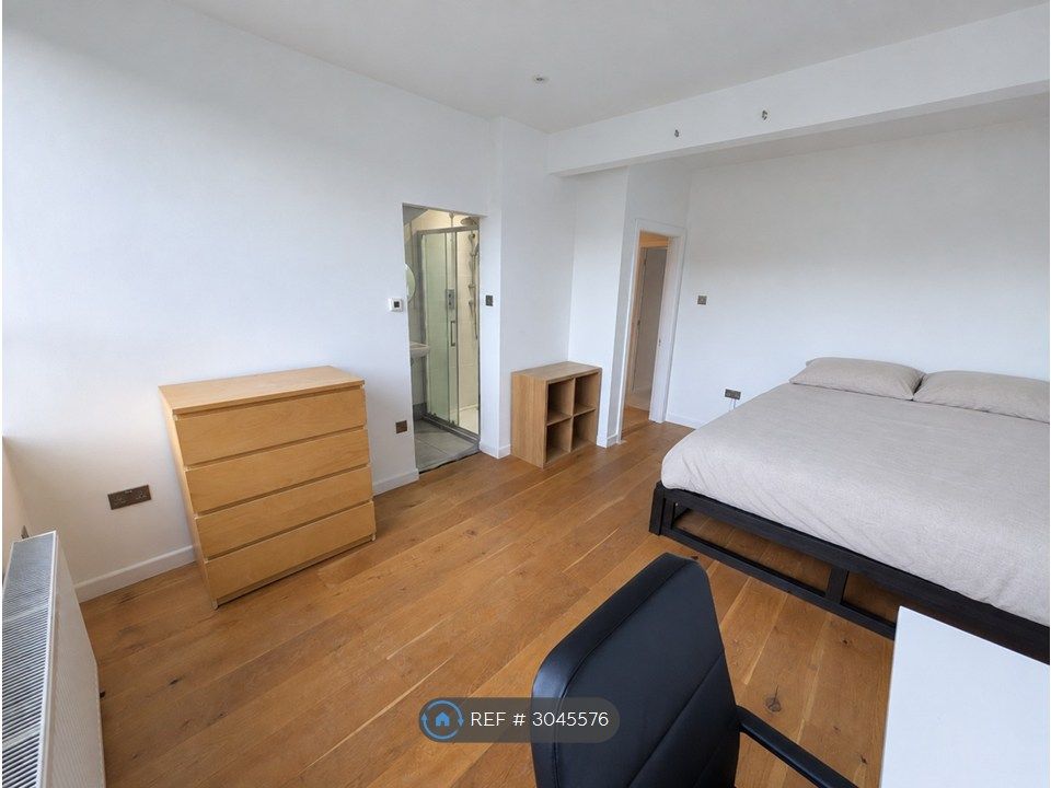Property photo 2 of 7 Top Floor Ensuite (Super King Size Bed) £750