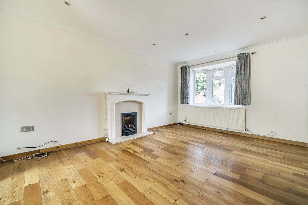 Property photo 2 of 13 Clare Gardens