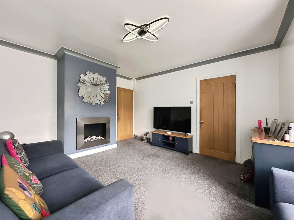 Property photo 3 of 16 Lounge