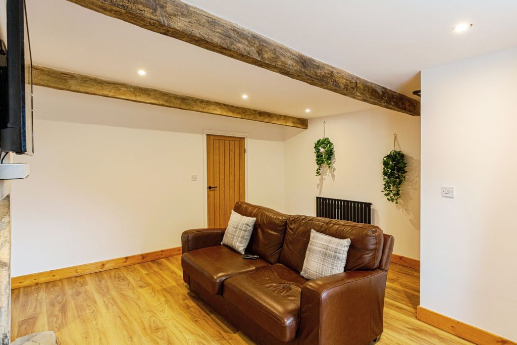 Property photo 3 of 16 Lounge