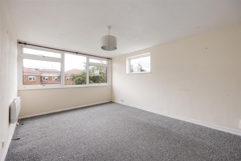 Property photo 2 of 19 Grove Hill, E18