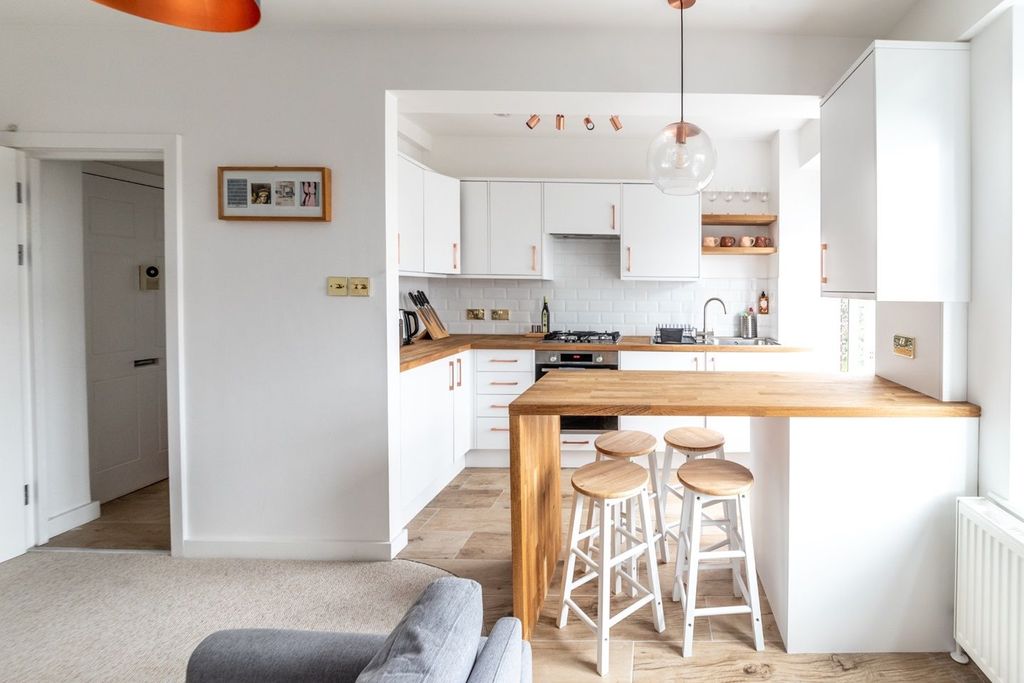 Property photo 1 of 5 1 Bed Flat To Rent Effra Court, London Sw2