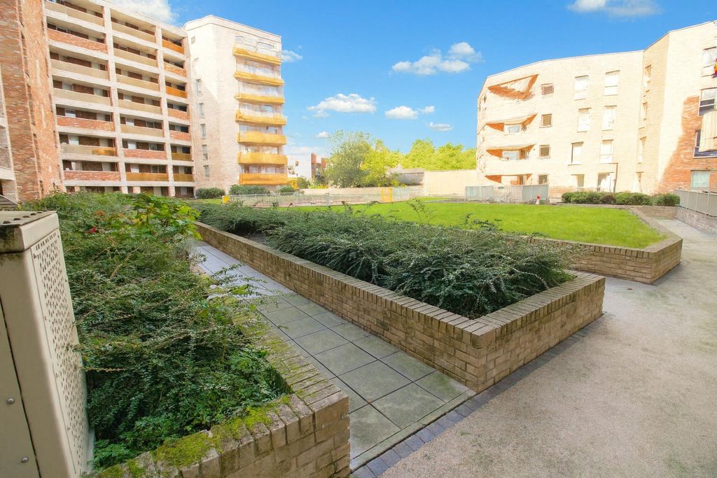 Property photo 1 of 10 Communal Gardens.Png