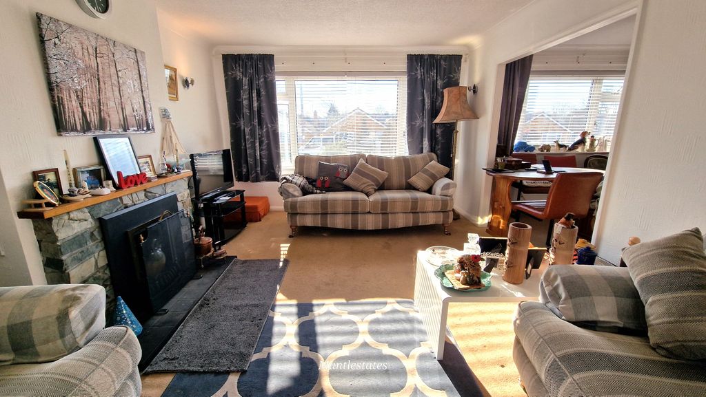 Property photo 2 of 13 Lounge