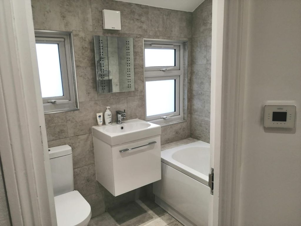 Property photo 3 of 10 Bathroom