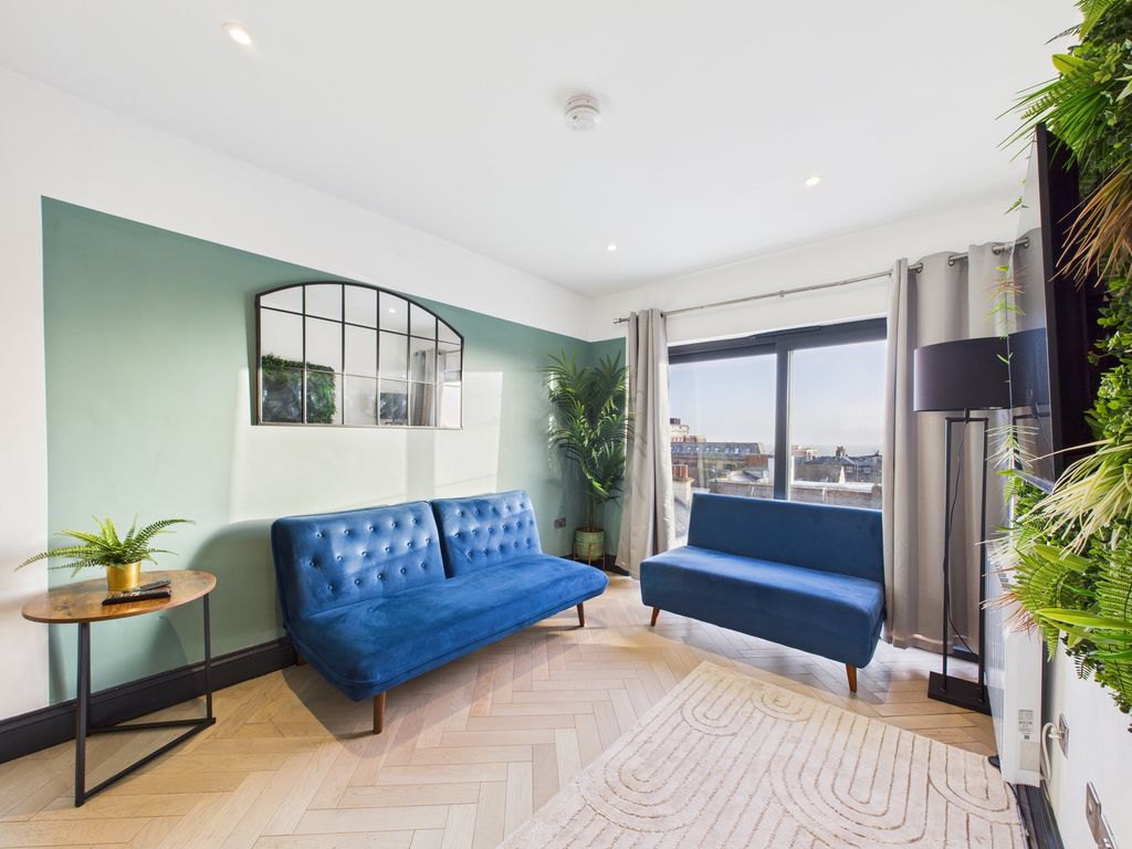 Property photo 3 of 12 Cam04693G0-Pr0085-Still017