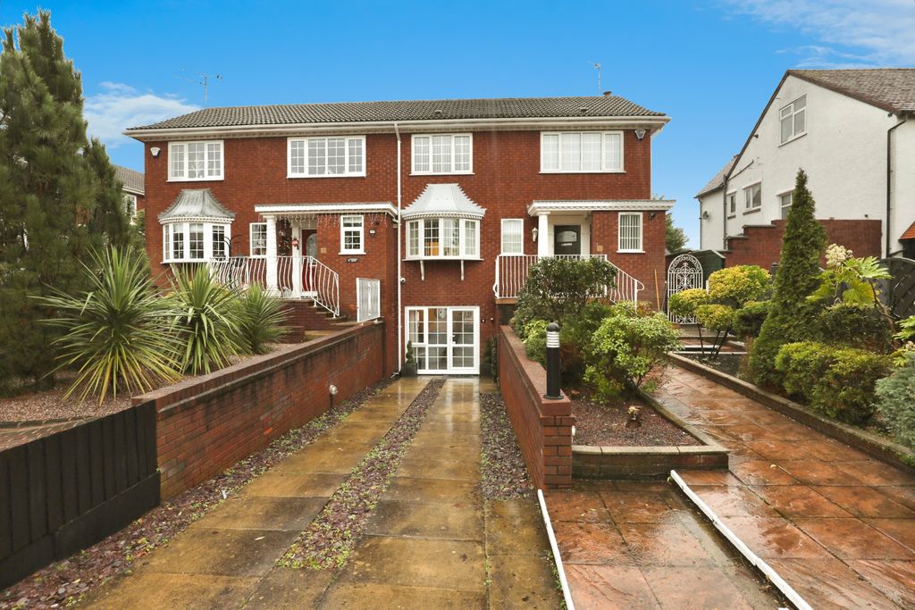 Property photo 1 of 15 Front Garden