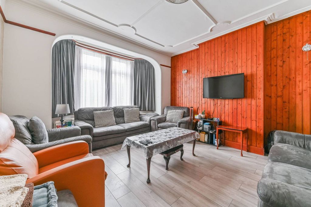 Property photo 2 of 23