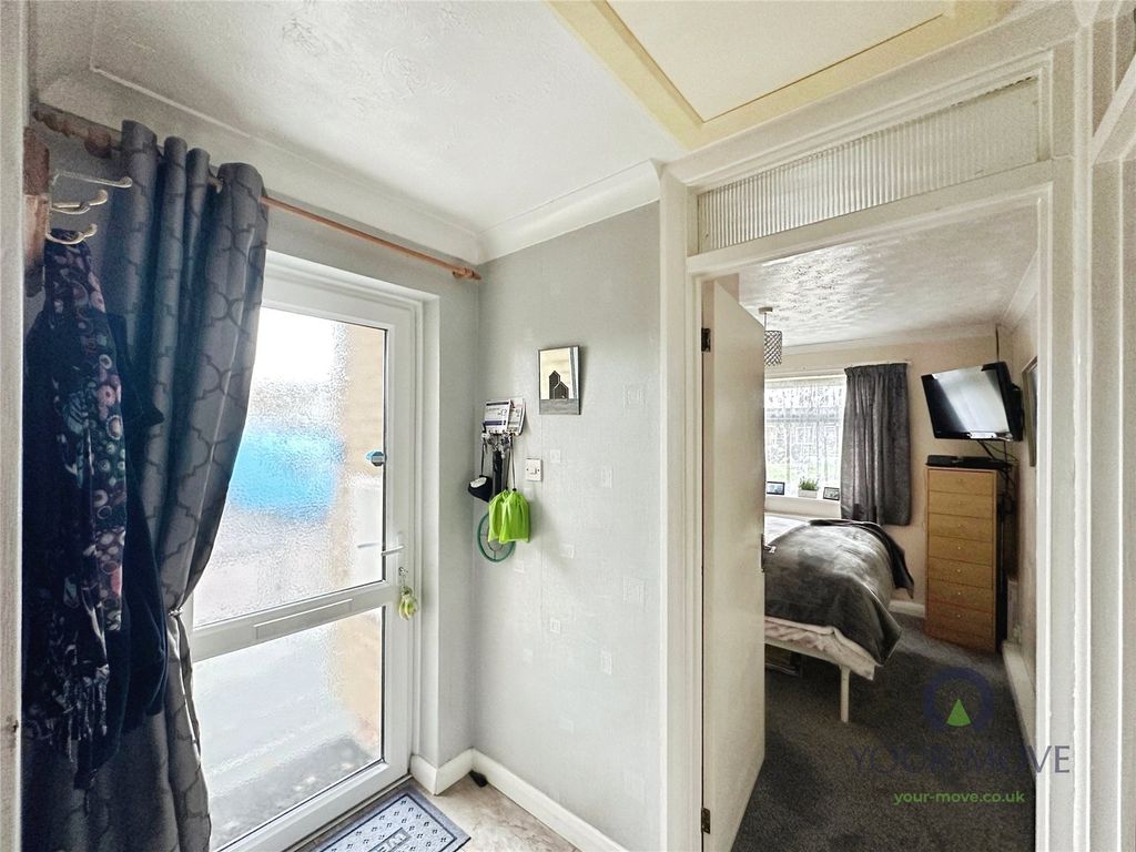 Property photo 3 of 17 Hallway