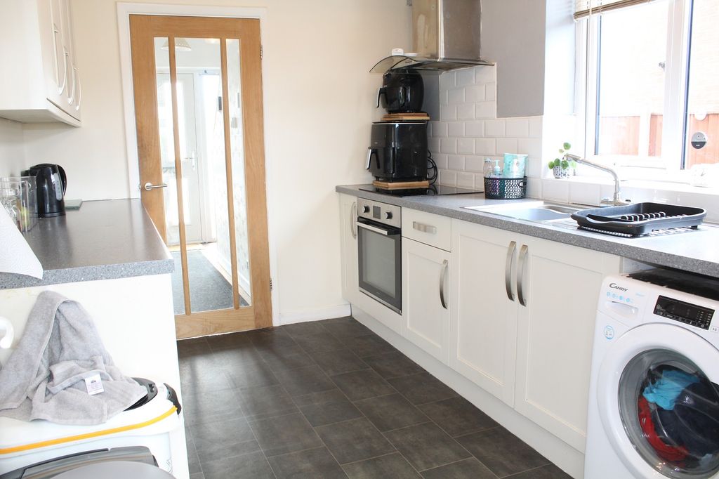Property photo 2 of 11 Fitted Kitchen