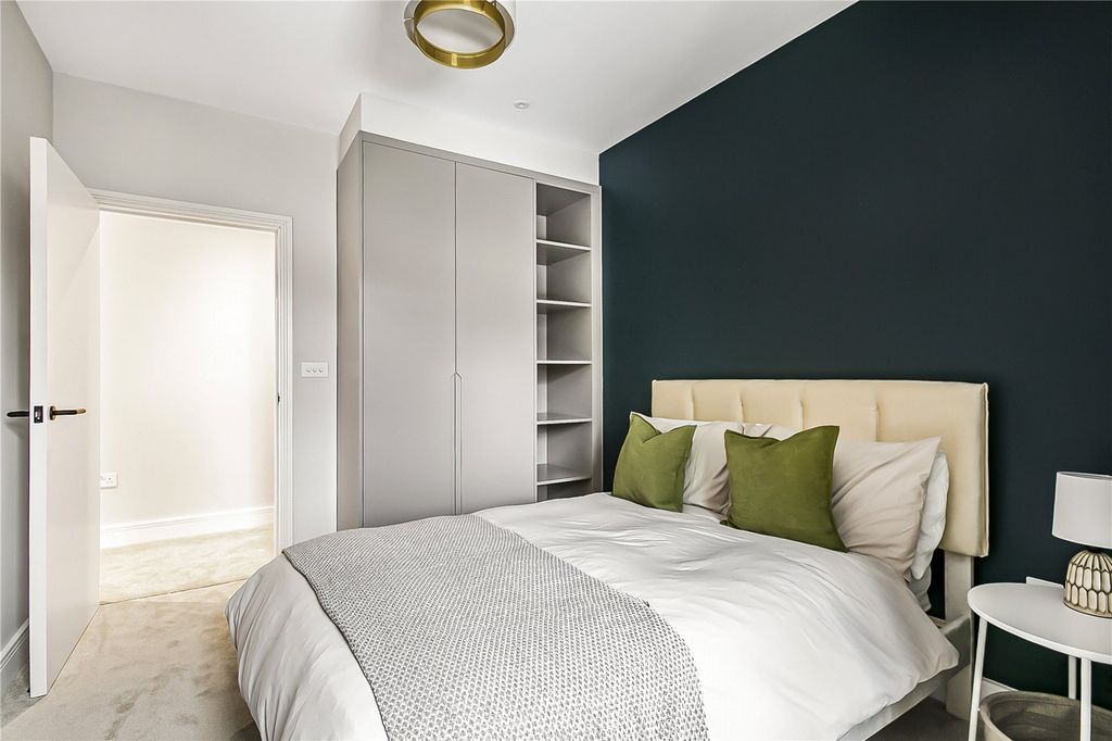 Property photo 3 of 19 Bedroom (Primary)