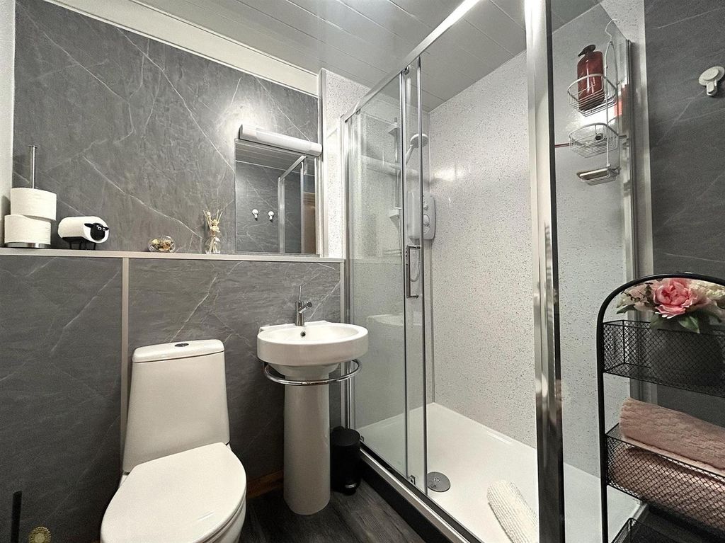 Property photo 3 of 11 Principal Bedroom En Suite