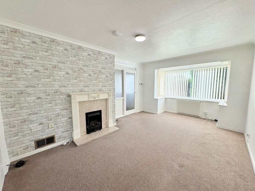 Property photo 3 of 34 Lounge