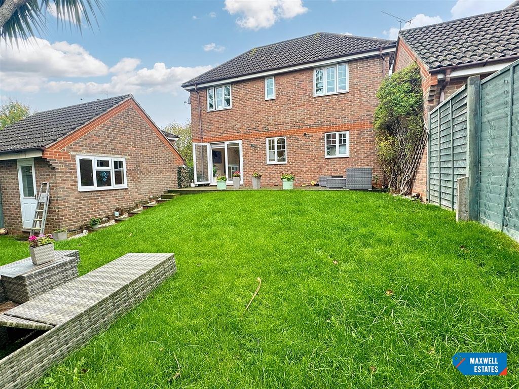 Property photo 2 of 16 Tithe Close 14.Jpg