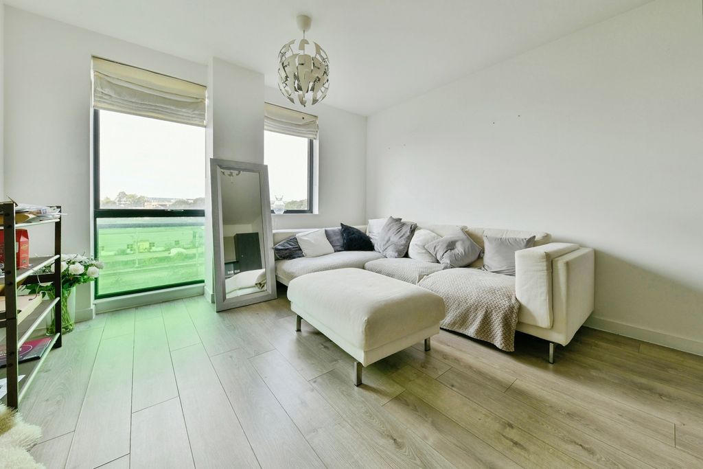 Property photo 2 of 17 Lounge