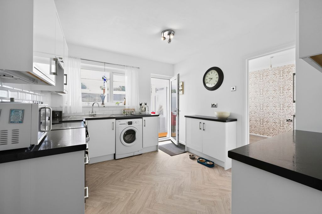 Property photo 3 of 18 Kitchen