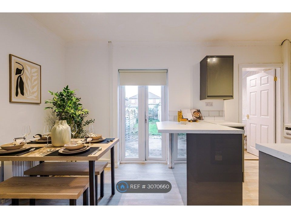 Property photo 3 of 11 Kitchen