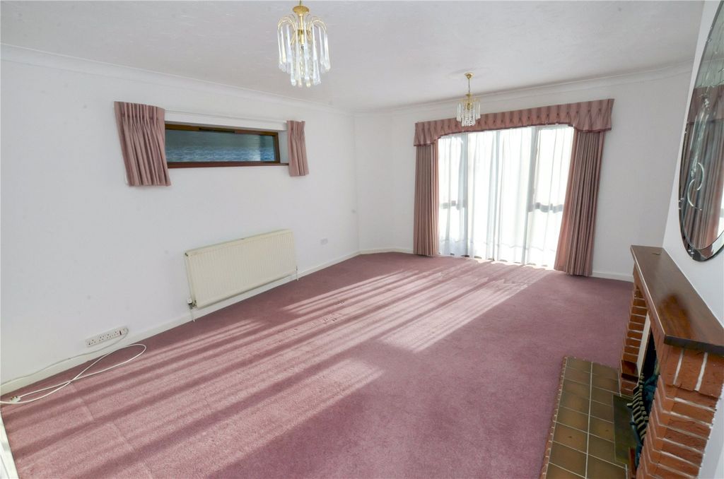 Property photo 2 of 19 Lounge