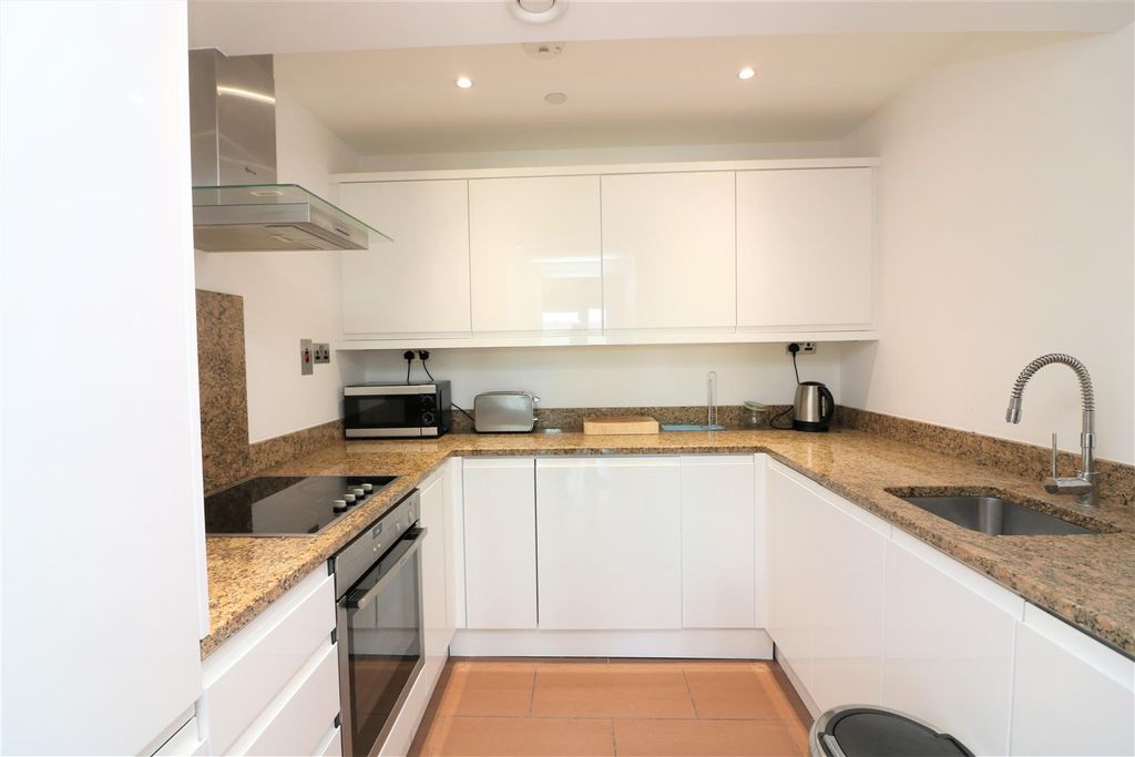 Property photo 3 of 7 Commercial Road.Jpg