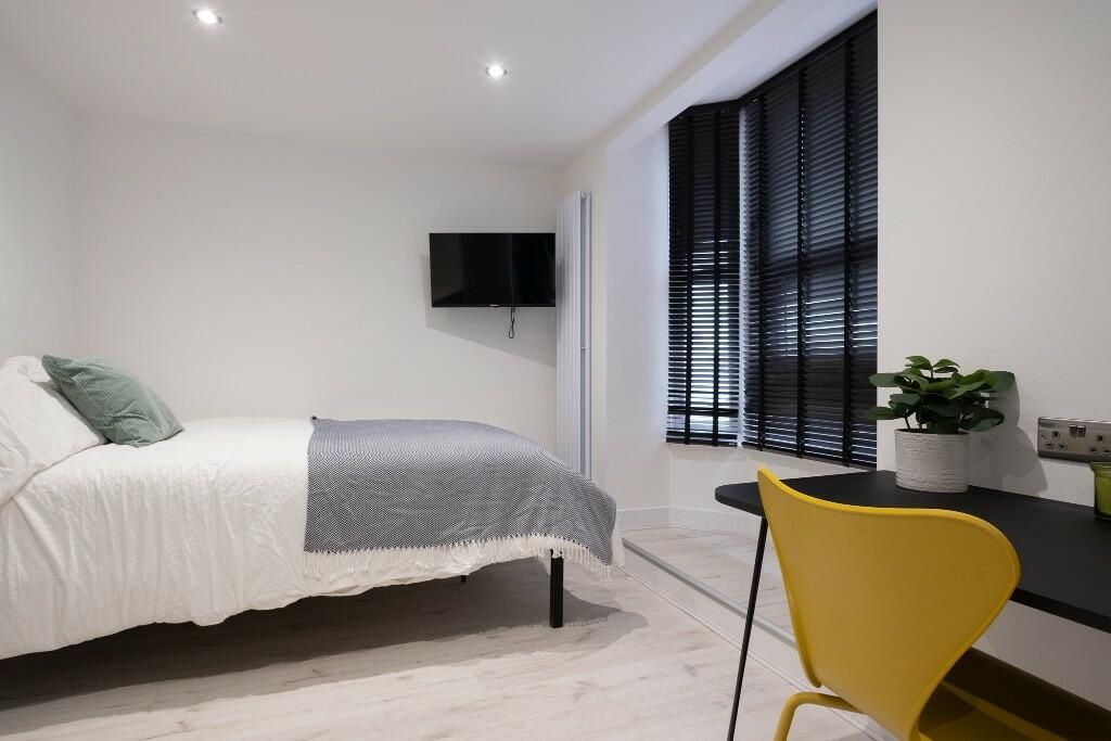 Property photo 3 of 14 A Spacious And Modern Master Bedroom Featuring A l...