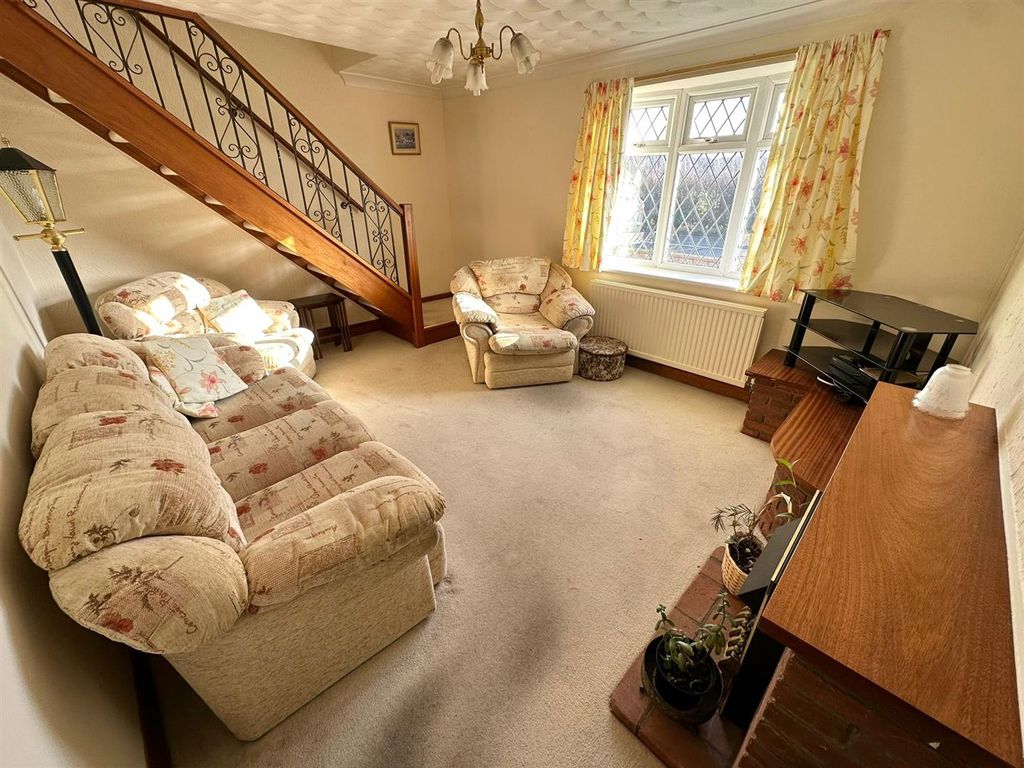 Property photo 3 of 27 Lounge