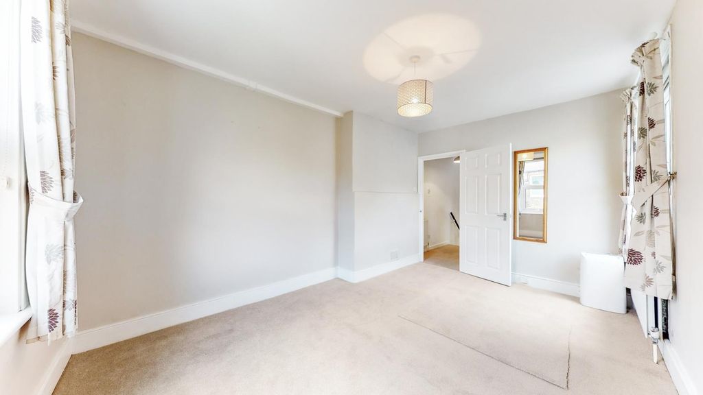 Property photo 3 of 10 Spacious Bedroom